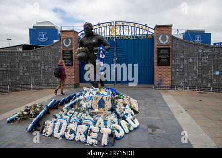 Das Park End Tor zum Goodison Park, dem Stadion des FC Everton, mit der Dixie Dean Statue und Blumenauszeichnungen im Vordergrund. Stockfoto