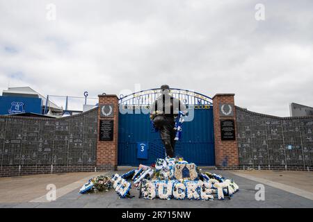 Das Park End Tor zum Goodison Park, dem Stadion des FC Everton, mit der Dixie Dean Statue und Blumenauszeichnungen im Vordergrund. Stockfoto