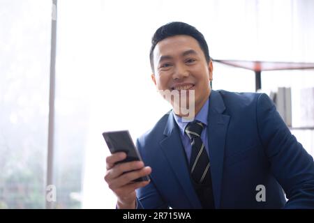 Büroangestellter, der im Büro arbeitet und sich trifft. Angestellter und Geschäftskonzept. Stockfoto