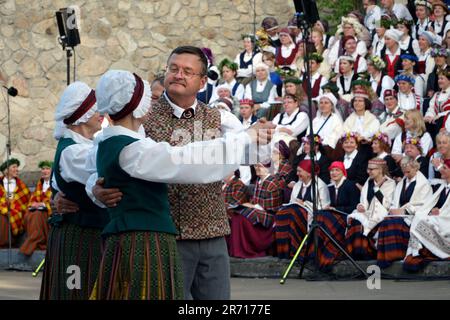 Dobele, Lettland - 27. Mai 2023. Traditionelle Volkstanz-Kultur. Auf dem XXVII Nationwide Lettisch Song and XVII Dance Fest werden Seniorenpaare getanzt Stockfoto