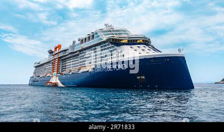 MITTELMEER - 23. JULI 2022: Celebrity Kreuzfahrtschiff jenseits des Segelns auf dem Ozean. Stockfoto