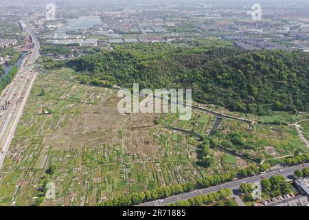 (230612) -- HANGZHOU, 12. Juni 2023 (Xinhua) -- Dieses undatierte Foto zeigt einen Blick auf den Dahutou-Standort im Yuecheng-Bezirk der Stadt Shaoxing, Ostchina Provinz Zhejiang. PASSEND zu „Musical Instrument set from Antike Yue Kingdom Unground in East China“ (Zhejiang Institut für Kulturrelikte und Archäologie/Handout via Xinhua) Stockfoto