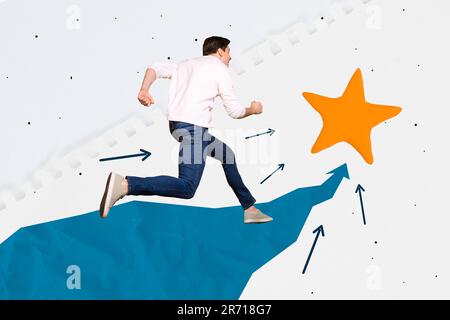 Foto-Plakat-Illustrationscollage eines jungen lustigen Arbeiters, der auf weißem Hintergrund isoliert um eine Gold-Star-Verbesserung zu erreichen läuft Stockfoto
