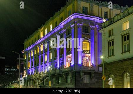 Rio de Janeiro, Brasilien - 8. Juni 2023: Das Justizmuseum beleuchtet Flieder, um die Peace at Home Week zu ehren Stockfoto