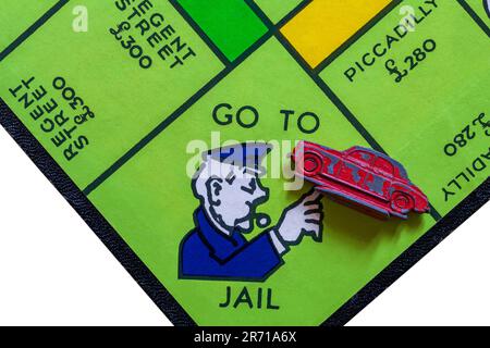 Gehen Sie ins Gefängnis mit rotem Auto-Token auf Vintage Monopoly Property Trading Board Game Mark 711981 Stockfoto