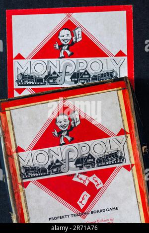 Vintage Monopoly Property Trading Board Game Trade Mark 711981 von John Waddington Ltd - Box und gefaltetes Monopoly Board Stockfoto