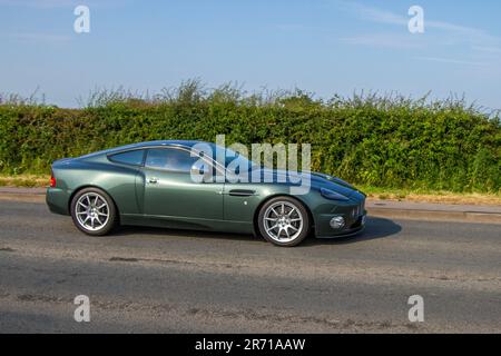 2002 Green Aston Martin V12 Vanquish, V12 Auto Car Coupe Benzin 5935 cm3 auf der Classic & Performance Motor Show im Hoghton Tower; Supercar Showtime Juni 2023 Stockfoto