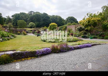Holehird Gardens ist eine umfangreiche, 10 Hektar großen Gelände in der Nähe von Windermere, Cumbria, England. Es ist die Heimat der Lakeland Gartenbaugesellschaft Stockfoto