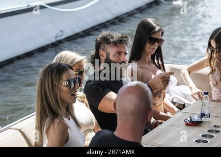 Stockholm, Schweden. 10. Juni 2023. Armenisch-amerikanischer Pokerspieler und Social-Media-Influencer Dan Bilzerian und sein Gefolge bei einem Besuch in Stockholm, Schweden, am 10. Juni 2023. Foto: Anna-Karin Nilsson/Expressen/TT/Code 7141 Kredit: TT News Agency/Alamy Live News Stockfoto