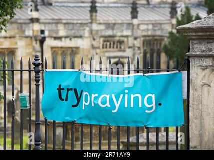 Banner – Probieren Sie Gebete – vor der St. Mary's Church in Tadcaster, North Yorkshire, England Stockfoto