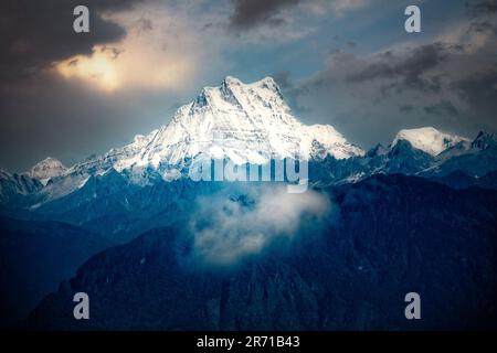 Die schneebedeckte Masang Gang liegt 7.194 Meter im östlichen Himalaya an der Grenze von Bhutan und Tibet. Stockfoto