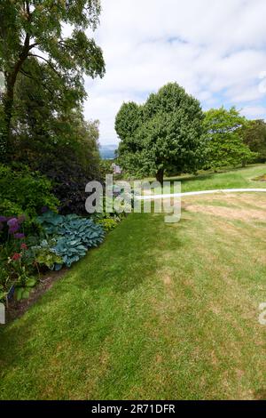 Holehird Gardens ist eine umfangreiche, 10 Hektar großen Gelände in der Nähe von Windermere, Cumbria, England. Es ist die Heimat der Lakeland Gartenbaugesellschaft Stockfoto