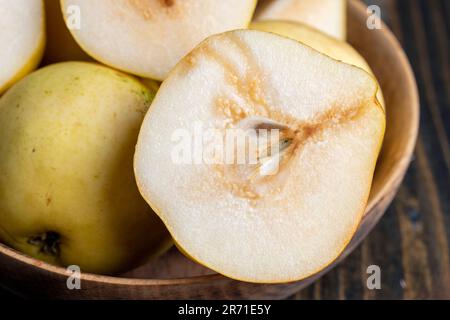 Zerstückelte Birne auf dem Tisch, reife Birne in Scheiben geschnitten Stockfoto