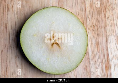 Zerstückelte Birne auf dem Tisch, reife Birne in Scheiben geschnitten Stockfoto