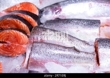 Rohe Steaks von frischem Lachs, die auf der Eistheke lagen. Stockfoto
