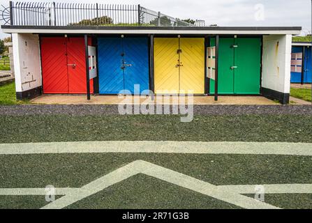Farbenfrohe Strandhütten an der Uferpromenade in Southsea, Stockfoto