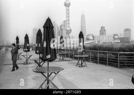 Shanghai China 2000. Von der Terrasse des Seagull Hotel blickt man auf den Fluss Huangpu und die futuristische Skyline von Pudong. Das Hotel wurde 1985 als Ergänzung zum International Seamens Club erbaut. Gleich hinter der Waibaidu, oder Garden Bridge, befindet es sich in der ehemaligen American Concession, die 1893 in die internationale Siedlung integriert wurde. 2000s HOMER SYKES Stockfoto