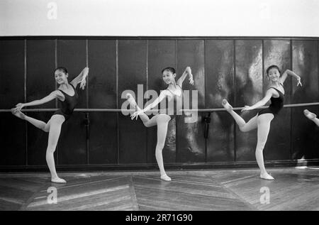 Shanghai China 2000. An der Shanghai Dance School lernen die Schüler klassisches Ballett und auch die vielen traditionellen Volkstänze der chinesischen Regionen. Früher gab es auch in der chinesischen Oper viele regionale Variationen, aber heute dominieren Peking und Shanghai. Während der Kulturrevolution förderte Mao Zedungs Frau Jiang Qing einen neuen Opernstil, Yang Ban Xi, Oder eine gute Oper, die heute selten vorgeführt wird. Es ist interessant, dass diese "revolutionäre" die oper hat mit blockierten Ballettschuhen auf westliche Art getanzt. 2000s HOMER SYKES Stockfoto