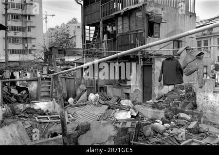 Shanghai China 2000. Die Wäsche hängt immer noch zum Trocknen, da traditionelle Wohnungen in Ruijin Nan Lu abgerissen werden, um Platz für moderne Gebäude zu machen. 2000s HOMER SYKES Stockfoto