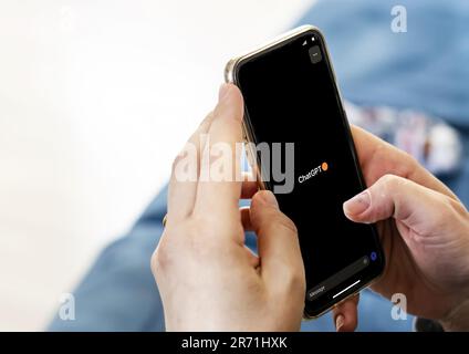 San Francisco US, juni 2023: Weibliche Hände halten ein Telefon mit der Chat GPT App auf dem Bildschirm. Chatbot GPT ist ein Modell der künstlichen Intelligenz Stockfoto