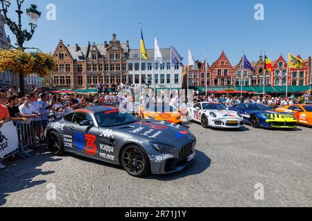 Brügge, Belgien. 12. Juni 2023. Rennwagen, die bei der jährlichen internationalen Motorrallye Gumball 3000 in Brügge am Montag, den 12. Juni 2023, abgebildet werden. Die Gumball-Rallye findet auf öffentlichen Straßen statt. Der Name stammt aus dem Film "The Gumball Rally" aus dem Jahr 1976. Es wurde 1999 von Maximillion Cooper gegründet, mit seiner Vision, Autos, Musik, Mode und Unterhaltung zu kombinieren. BELGA FOTO KURT DESPLENTER Kredit: Belga News Agency/Alamy Live News Stockfoto