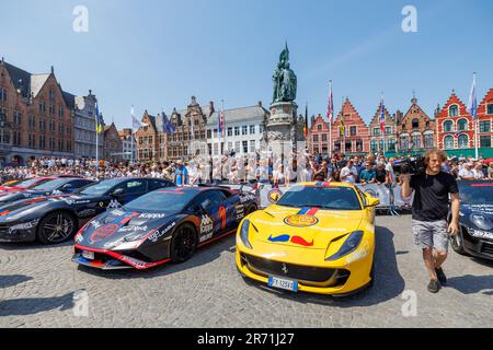 Brügge, Belgien. 12. Juni 2023. Rennwagen, die bei der jährlichen internationalen Motorrallye Gumball 3000 in Brügge am Montag, den 12. Juni 2023, abgebildet werden. Die Gumball-Rallye findet auf öffentlichen Straßen statt. Der Name stammt aus dem Film "The Gumball Rally" aus dem Jahr 1976. Es wurde 1999 von Maximillion Cooper gegründet, mit seiner Vision, Autos, Musik, Mode und Unterhaltung zu kombinieren. BELGA FOTO KURT DESPLENTER Kredit: Belga News Agency/Alamy Live News Stockfoto