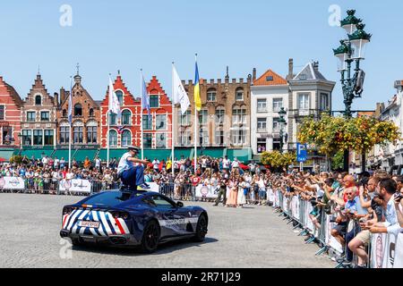 Brügge, Belgien. 12. Juni 2023. Französischer YouTuber Pogforever, das während der jährlichen internationalen Autorallye Gumball 3000 in Brügge am Montag, den 12. Juni 2023, gezeigt wird. Die Gumball-Rallye findet auf öffentlichen Straßen statt. Der Name stammt aus dem Film "The Gumball Rally" aus dem Jahr 1976. Es wurde 1999 von Maximillion Cooper gegründet, mit seiner Vision, Autos, Musik, Mode und Unterhaltung zu kombinieren. BELGA FOTO KURT DESPLENTER Kredit: Belga News Agency/Alamy Live News Stockfoto