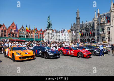 Brügge, Belgien. 12. Juni 2023. Rennwagen, die bei der jährlichen internationalen Motorrallye Gumball 3000 in Brügge am Montag, den 12. Juni 2023, abgebildet werden. Die Gumball-Rallye findet auf öffentlichen Straßen statt. Der Name stammt aus dem Film "The Gumball Rally" aus dem Jahr 1976. Es wurde 1999 von Maximillion Cooper gegründet, mit seiner Vision, Autos, Musik, Mode und Unterhaltung zu kombinieren. BELGA FOTO KURT DESPLENTER Kredit: Belga News Agency/Alamy Live News Stockfoto