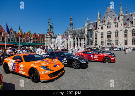 Brügge, Belgien. 12. Juni 2023. Rennwagen, die bei der jährlichen internationalen Motorrallye Gumball 3000 in Brügge am Montag, den 12. Juni 2023, abgebildet werden. Die Gumball-Rallye findet auf öffentlichen Straßen statt. Der Name stammt aus dem Film "The Gumball Rally" aus dem Jahr 1976. Es wurde 1999 von Maximillion Cooper gegründet, mit seiner Vision, Autos, Musik, Mode und Unterhaltung zu kombinieren. BELGA FOTO KURT DESPLENTER Kredit: Belga News Agency/Alamy Live News Stockfoto