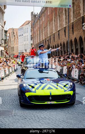 Brügge, Belgien. 12. Juni 2023. Französischer YouTuber Pogforever, das während der jährlichen internationalen Autorallye Gumball 3000 in Brügge am Montag, den 12. Juni 2023, gezeigt wird. Die Gumball-Rallye findet auf öffentlichen Straßen statt. Der Name stammt aus dem Film "The Gumball Rally" aus dem Jahr 1976. Es wurde 1999 von Maximillion Cooper gegründet, mit seiner Vision, Autos, Musik, Mode und Unterhaltung zu kombinieren. BELGA FOTO KURT DESPLENTER Kredit: Belga News Agency/Alamy Live News Stockfoto