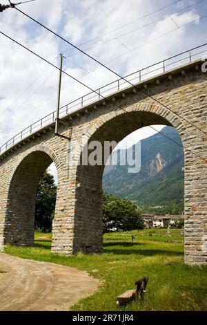 Schweiz, Kanton Graubünden, Bernina express, Brusio Viadukt Stockfoto