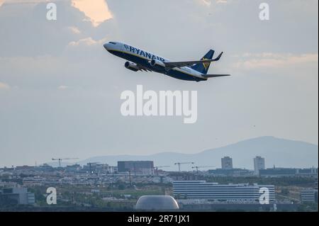 Eine Boeing 737 von Ryanair, die nach dem Abflug vom Flughafen Adolfo Suarez Madrid Barajas fliegt. Stockfoto