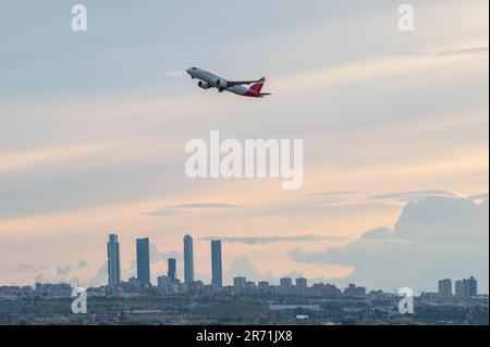 Nach dem Abflug von Adolfo Suare fliegen Sie über die Wolkenkratzer von Madrids Skyline, auch bekannt als „Four Towers Business Area“ Stockfoto