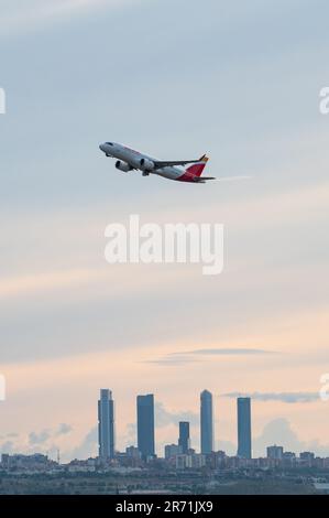 Nach dem Abflug von Adolfo Suare fliegen Sie über die Wolkenkratzer von Madrids Skyline, auch bekannt als „Four Towers Business Area“ Stockfoto
