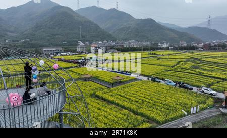 (230612) -- HANGZHOU, 12. Juni 2023 (Xinhua) -- Touristen genießen sich im Langjia Village in Hangzhou, Ostchina Provinz Zhejiang, 1. April 2023. Im Juni 2003 startete Zhejiang das Programm zur Wiederbelebung des grünen ländlichen Raums, das die Renovierung von etwa 10.000 Dörfern und die Umwandlung von etwa 1.000 zentralen Dörfern in Beispiele für mäßigen Wohlstand in jeder Hinsicht vorsieht. Dank des Programms wurde das Bild der Landschaft in der Provinz Zhejiang umfassend verbessert. Insgesamt wurden 2.170 Dörfer und über 3 Millionen schöne ländliche Innenhöfe gebaut. (Xinhua/ Stockfoto