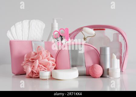 Set mit verschiedenen Körperpflegeprodukten für Frauen auf weißem Hintergrund Stockfoto