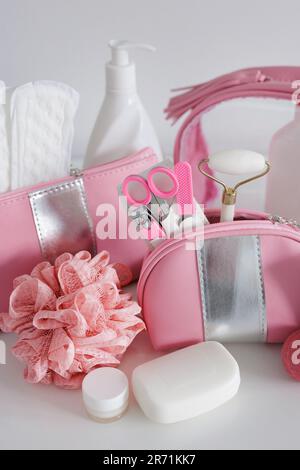Set mit verschiedenen Körperpflegeprodukten für Frauen auf Weiß Stockfoto