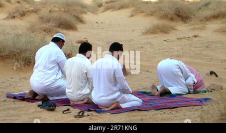 Beduinen während des Gebets. Arabische Wüste. Saudi-Arabien Stockfoto