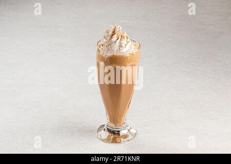 Eine Portion süßer Frappe mit Schlagsahne Stockfoto