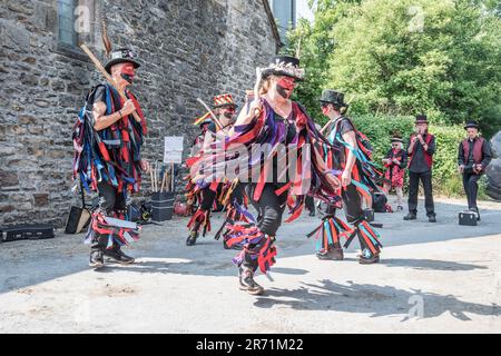 Aufführung der Flagcrackers of Craven beim Cappelside Farm Open Farm Day am 11. Juni 2023 in Rathmell (North Yorkshire). Stockfoto