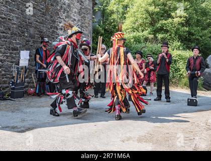 Aufführung der Flagcrackers of Craven beim Cappelside Farm Open Farm Day am 11. Juni 2023 in Rathmell (North Yorkshire). Stockfoto