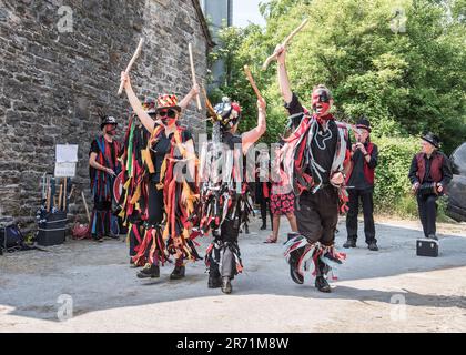 Aufführung der Flagcrackers of Craven beim Cappelside Farm Open Farm Day am 11. Juni 2023 in Rathmell (North Yorkshire). Stockfoto