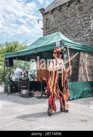 Aufführung der Flagcrackers of Craven beim Cappelside Farm Open Farm Day am 11. Juni 2023 in Rathmell (North Yorkshire). Stockfoto