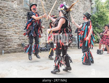 Aufführung der Flagcrackers of Craven beim Cappelside Farm Open Farm Day am 11. Juni 2023 in Rathmell (North Yorkshire). Stockfoto