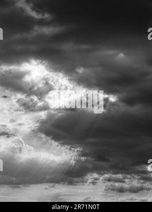 Schwarz-Weiß-Landschaft des dramatischen Skys, Abendsonnenlicht, Caversham, Reading, Berkshire, England, Großbritannien, GB. Stockfoto