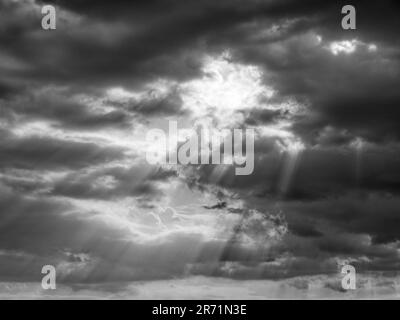 Schwarz-Weiß-Landschaft des dramatischen Skys, Abendsonnenlicht, Caversham, Reading, Berkshire, England, Großbritannien, GB. Stockfoto