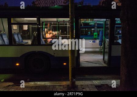 Albanien. Tirana. Nachtleben Stockfoto