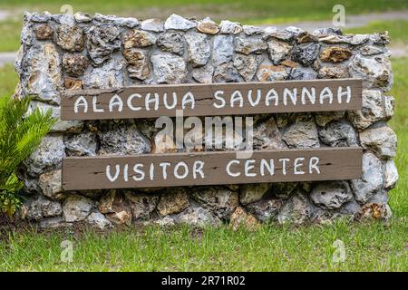 Eingangsschild für das Alachua Savannah Visitor Center im Paynes Prairie Preserve State Park in Micanopy, Florida. (USA) Stockfoto