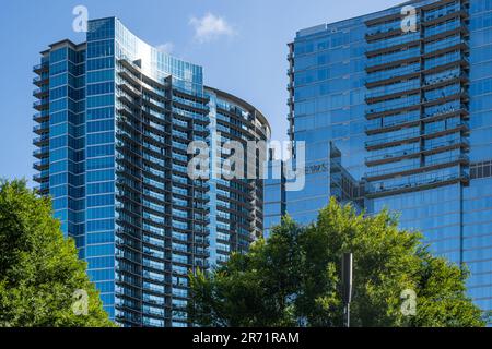 Midtown Atlanta, Georgias geometrische Architektur und reflektierendes Glas des Loews Hotels und 1010 Midtown-Gebäude. (USA) Stockfoto