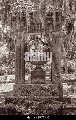 Historisches Bonaventure Cemetery Memorial inmitten von südlichen Eichen und spanischem Moos in Savannah, Georgia. (USA) Stockfoto